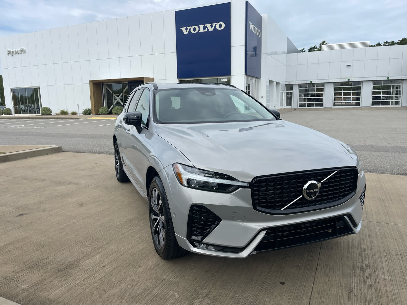 2025 Volvo XC60 B5 Plus photo 2
