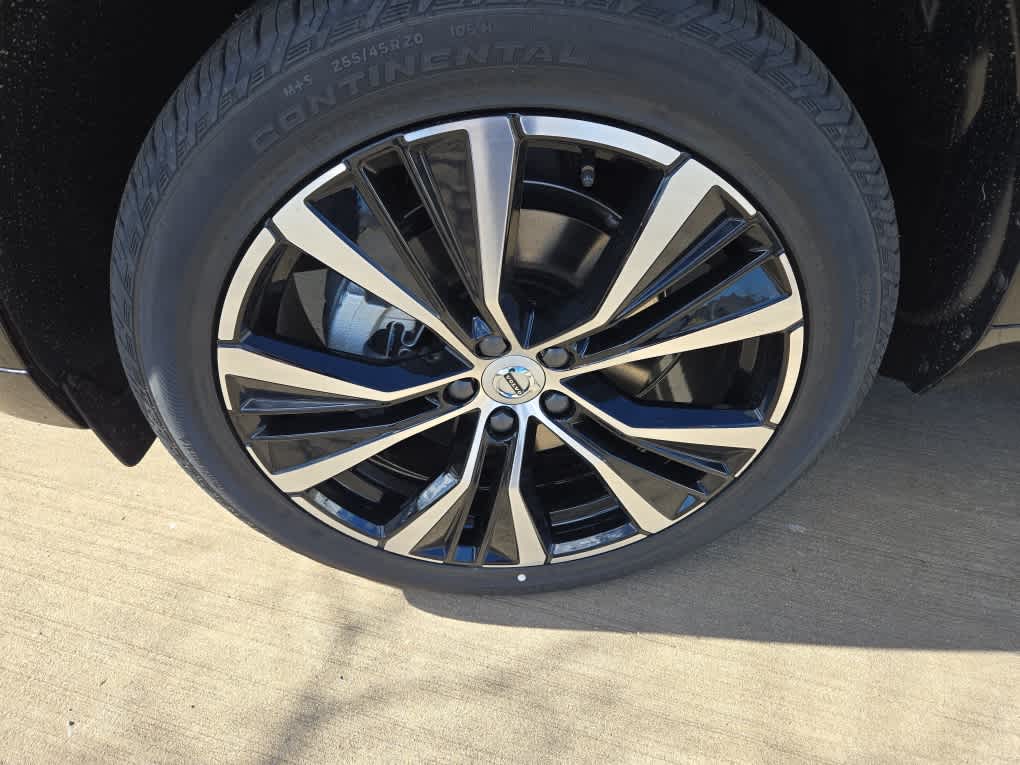 2025 Volvo XC60 B5 Plus photo 2