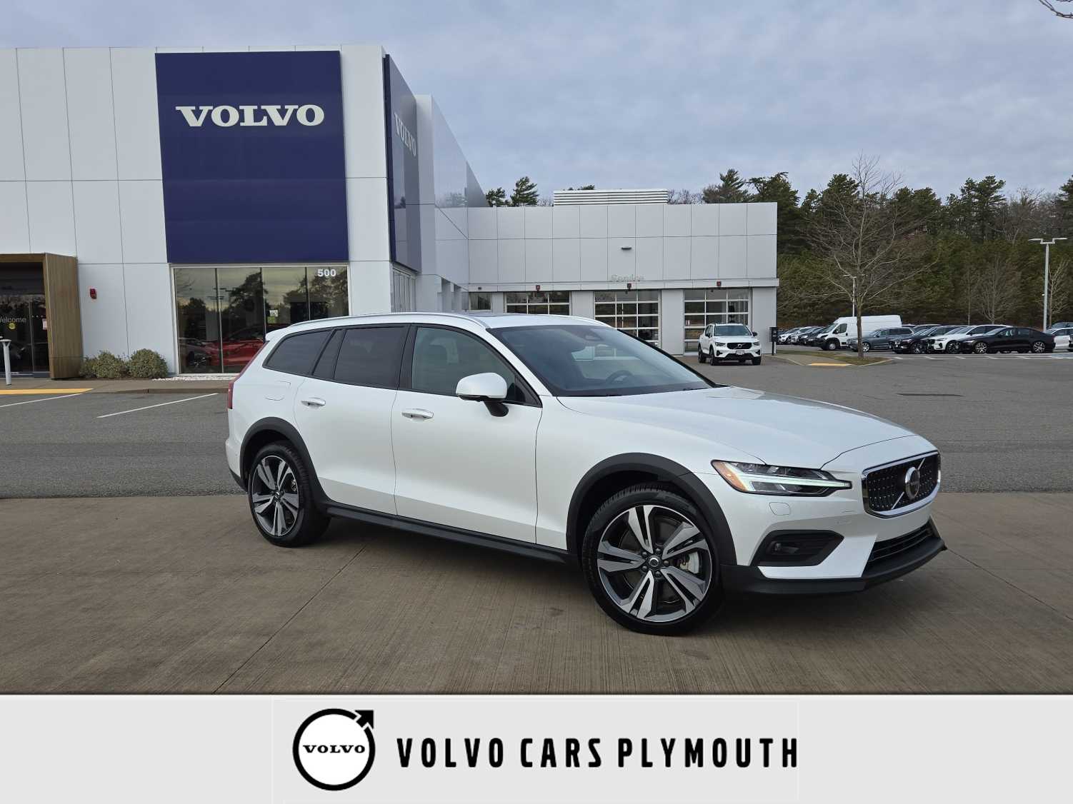 2025 Volvo V60 Cross Country Plus's photo