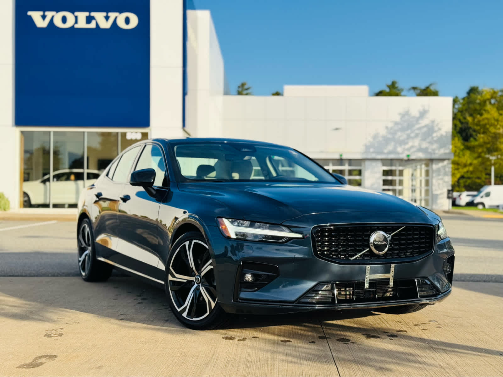 2024 Volvo S60 B5 Core photo 2