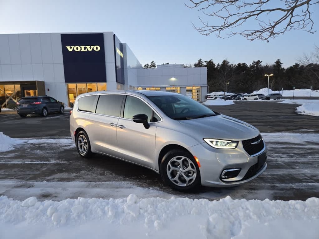 Used 2024 Chrysler Pacifica Limited Van Passenger Van