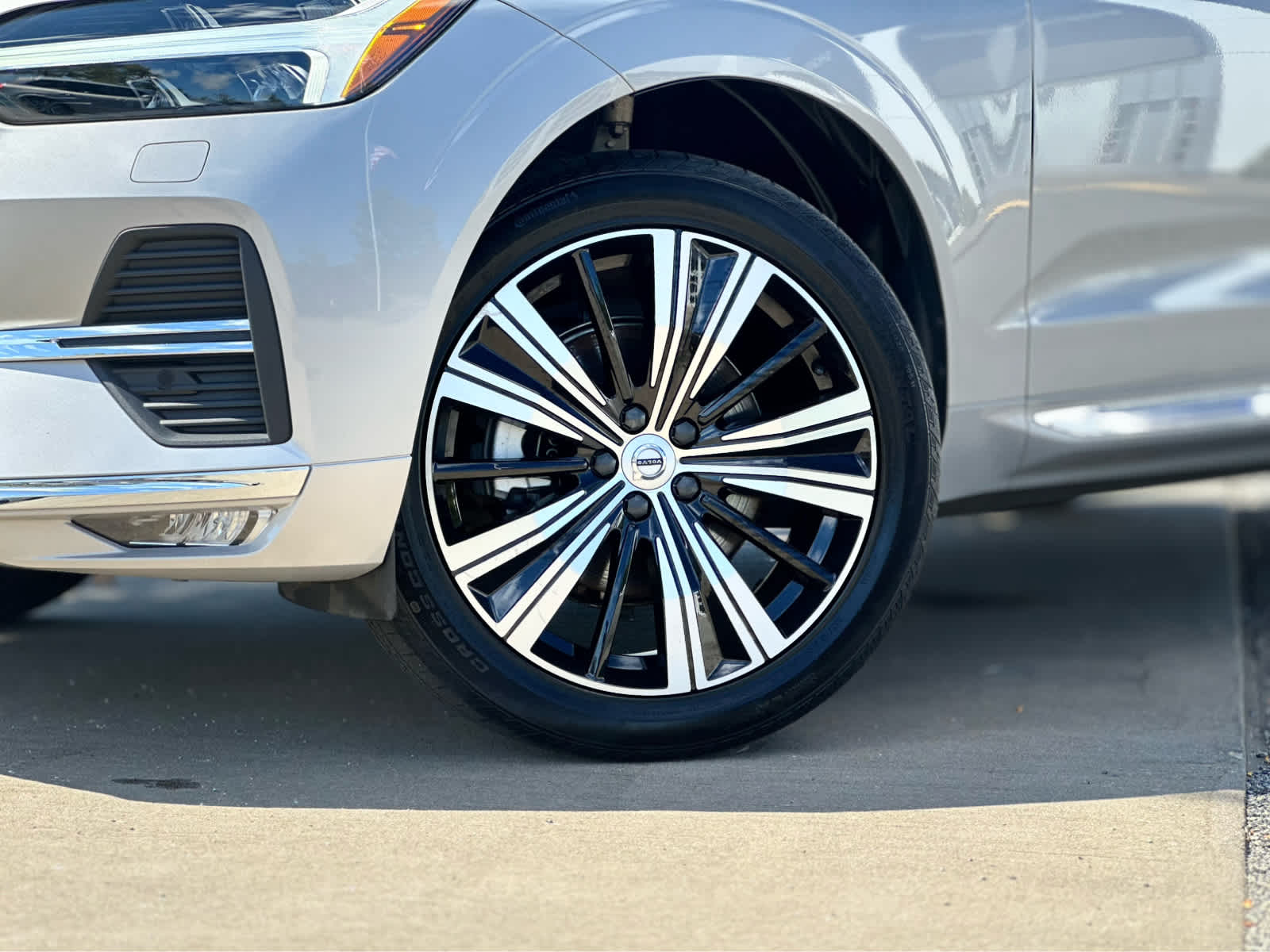 2022 Volvo XC60 B5 Inscription photo 2