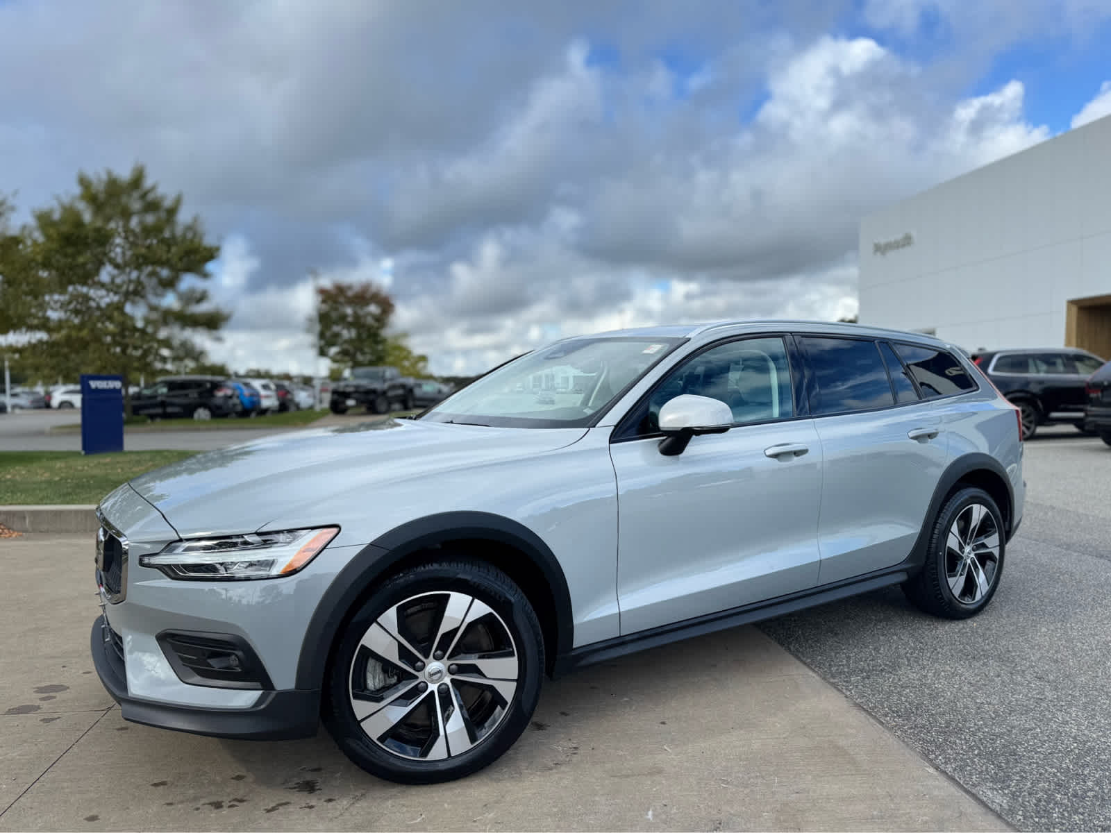 2024 Volvo V60 Cross Country B5 Plus photo 3