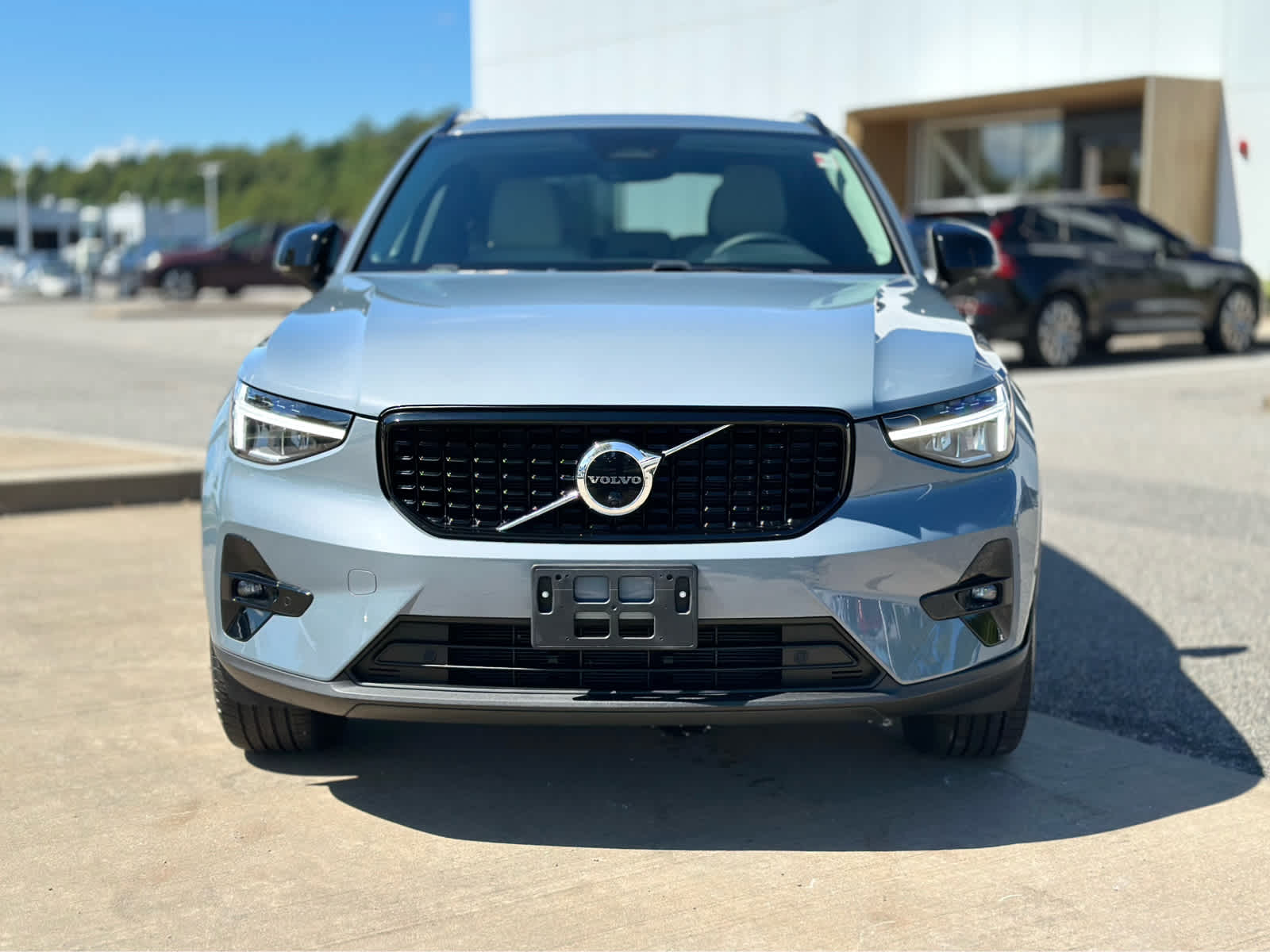 2023 Volvo XC40 AWD Plus photo 2