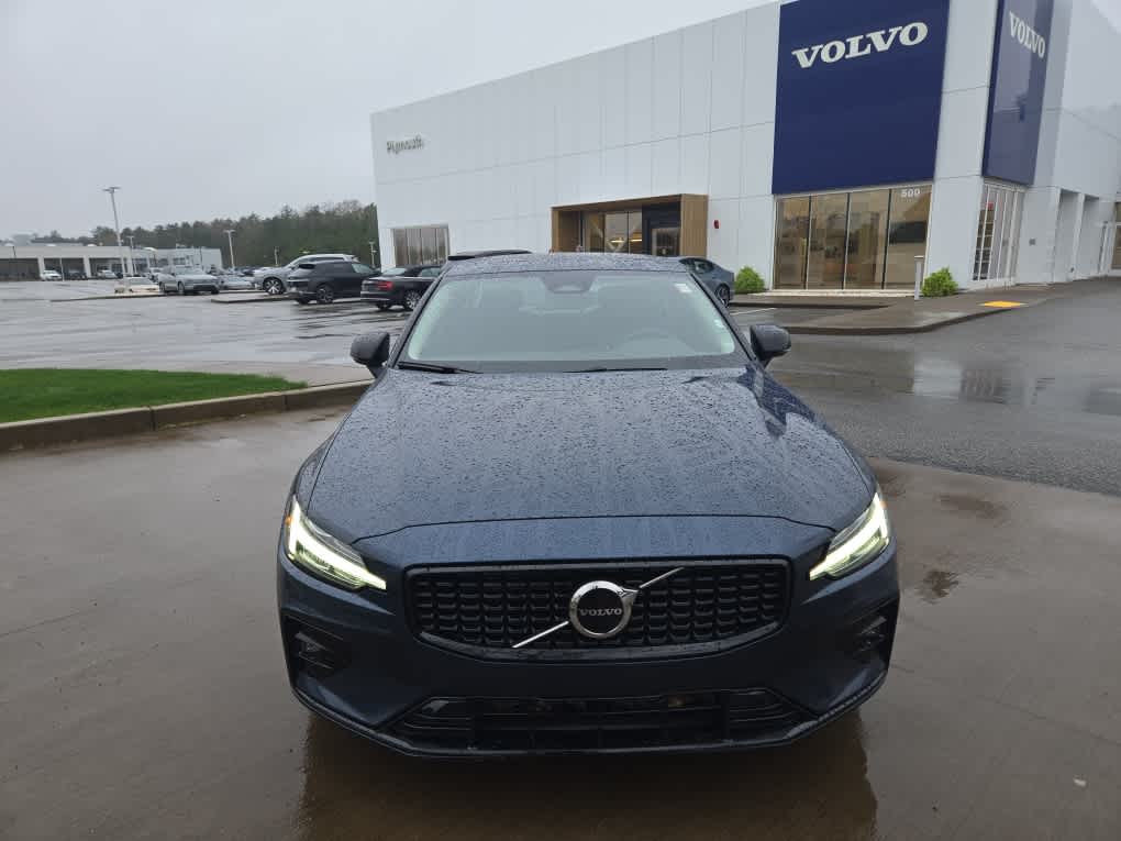 2024 Volvo S60 B5 Core photo 2