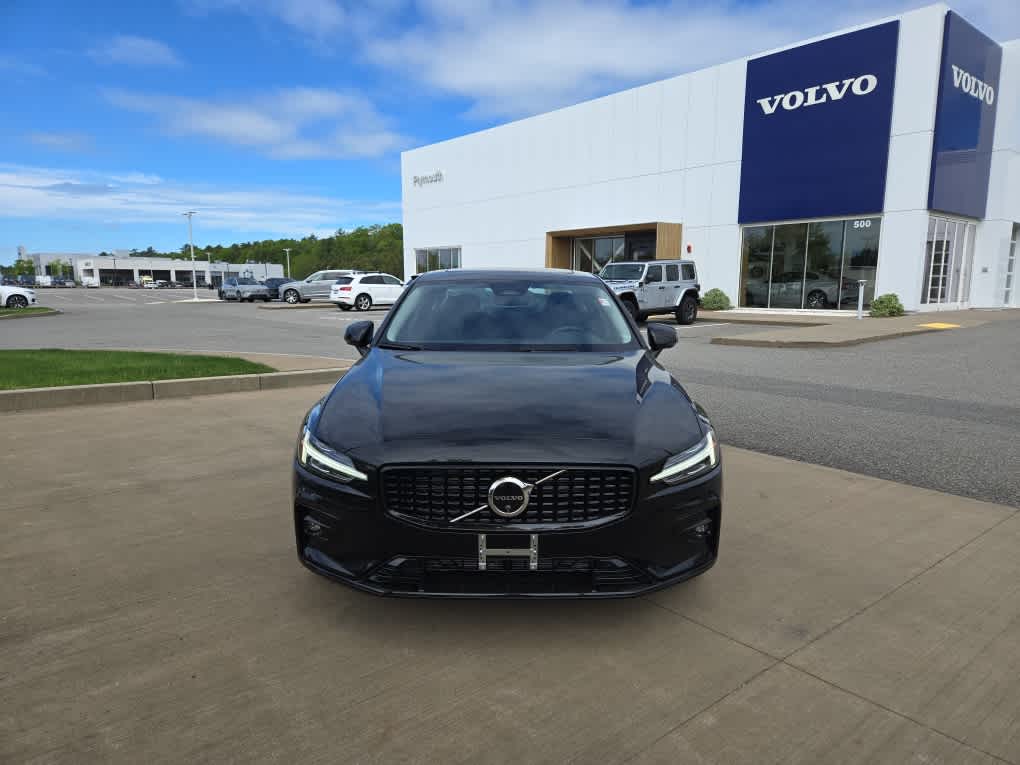 2025 Volvo S60 B5 Plus photo 3