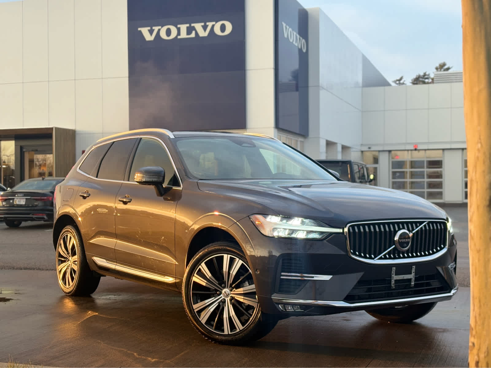 2023 Volvo XC60 B5 Plus photo 2