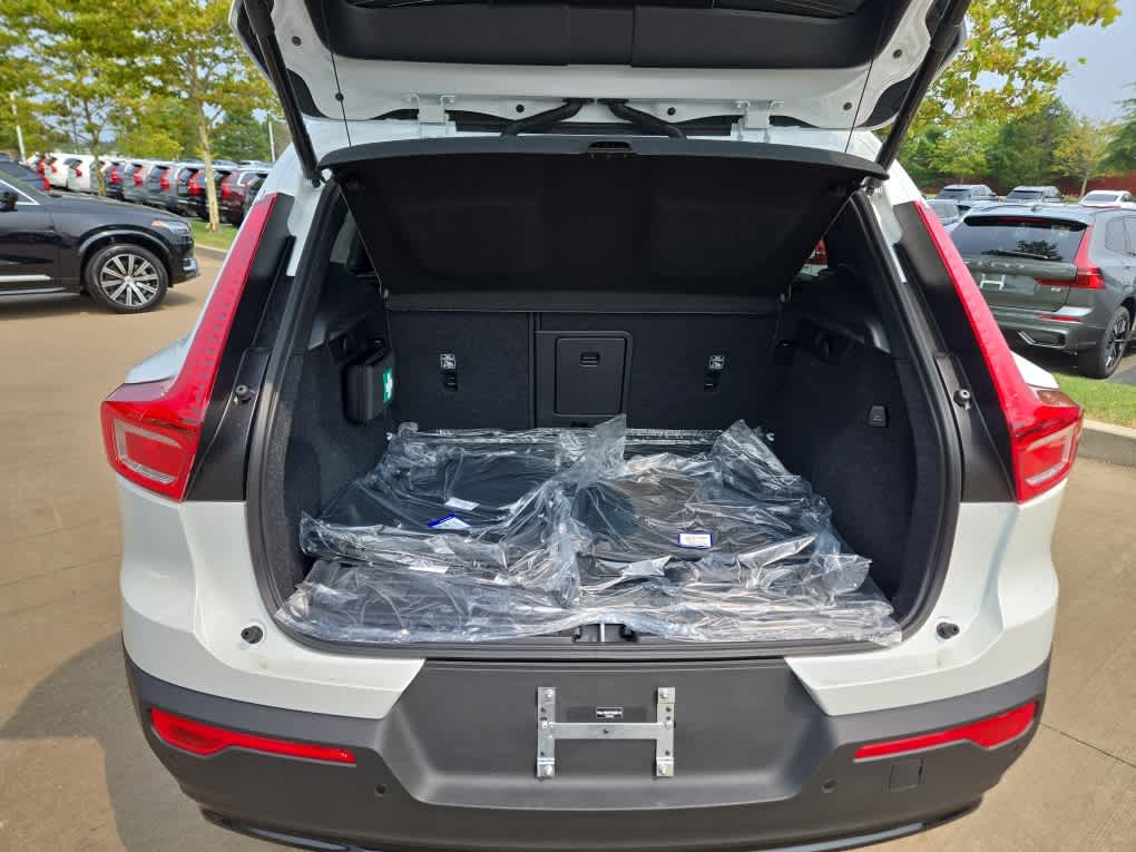 2026 Volvo XC40 Plus - Photo 7