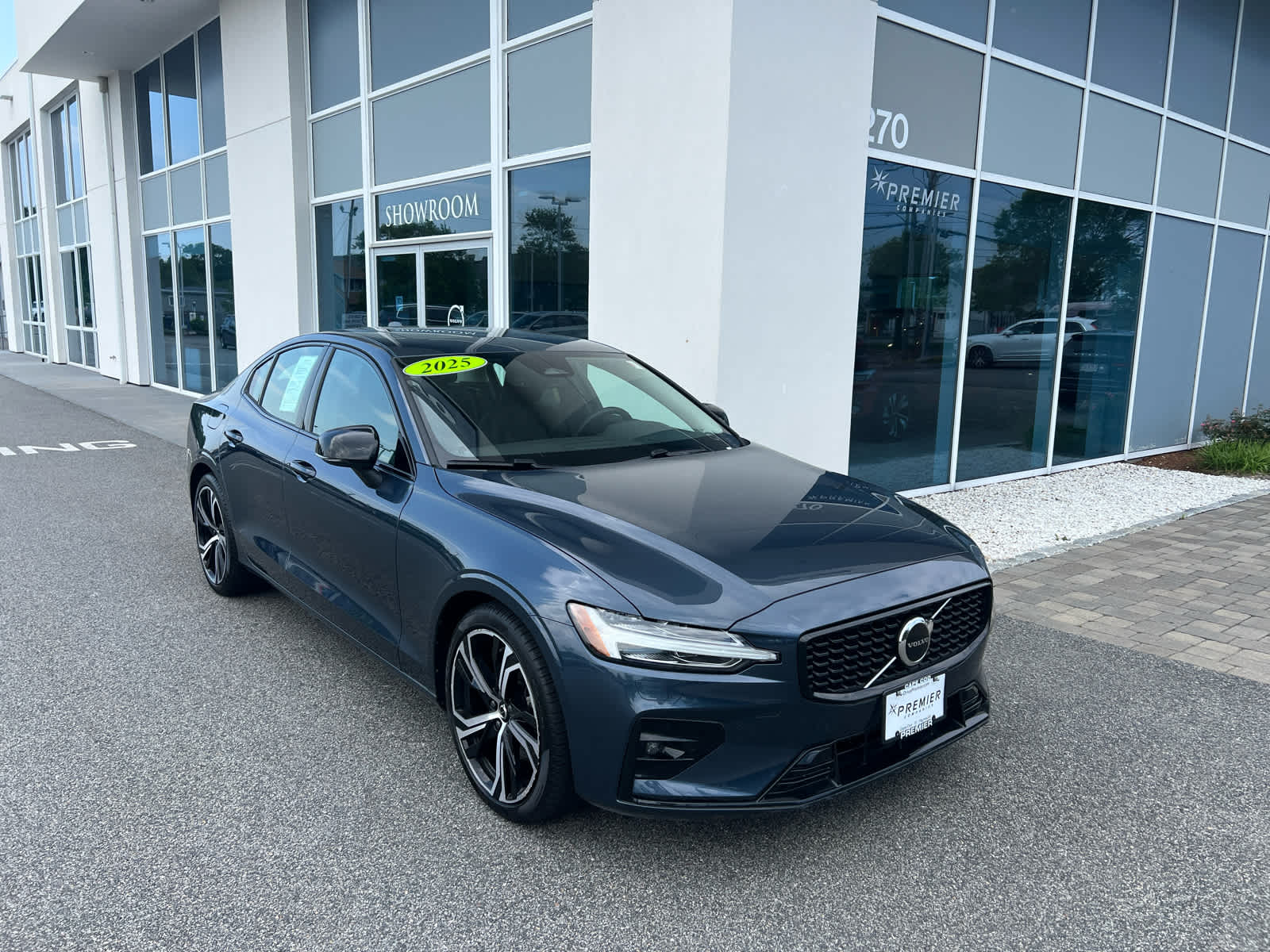 2025 Volvo S60 B5 Core photo 2