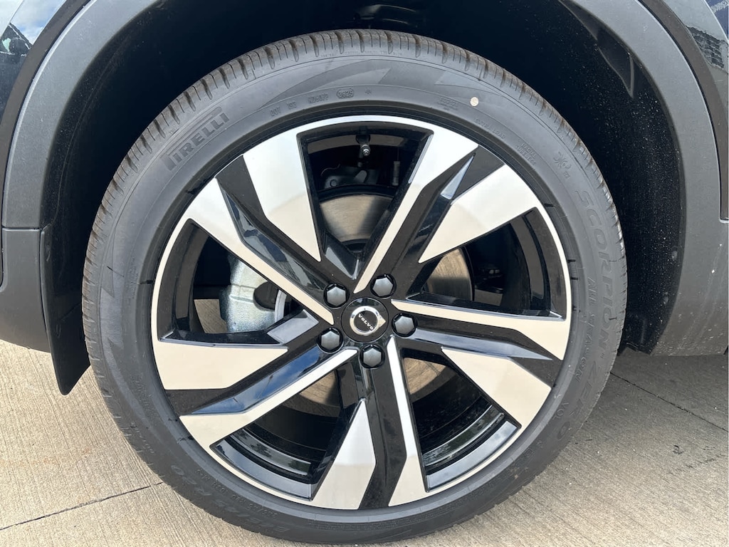 New 2026 Volvo XC40 B5 Ultra SUV