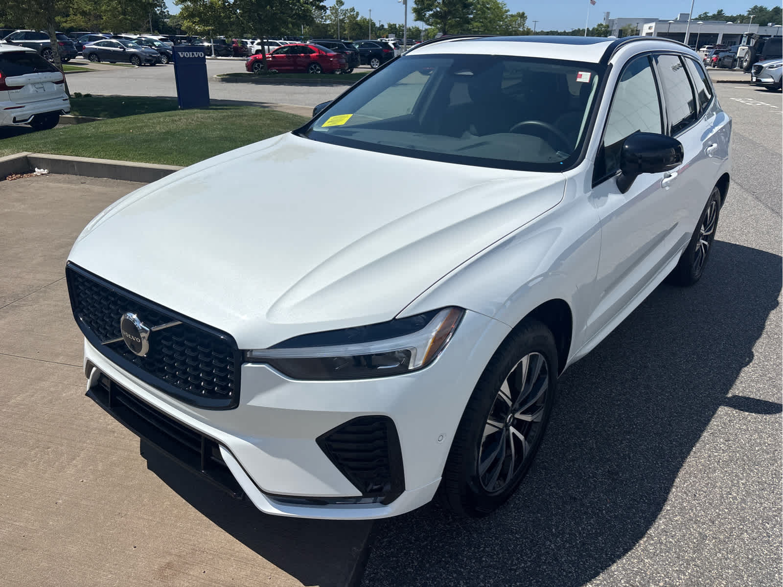 2025 Volvo XC60 B5 Plus photo 3