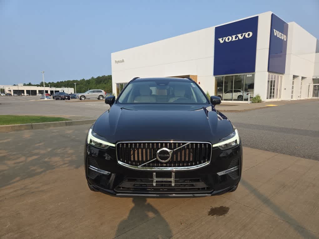2022 Volvo XC60 B5 Momentum photo 3