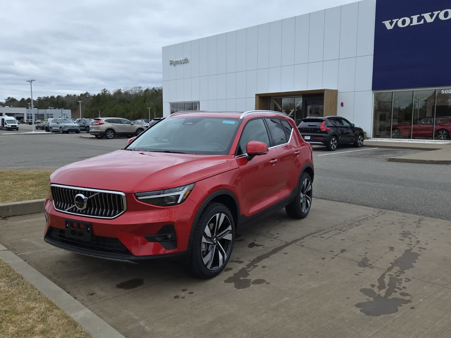 2025 Volvo XC40 photo 2