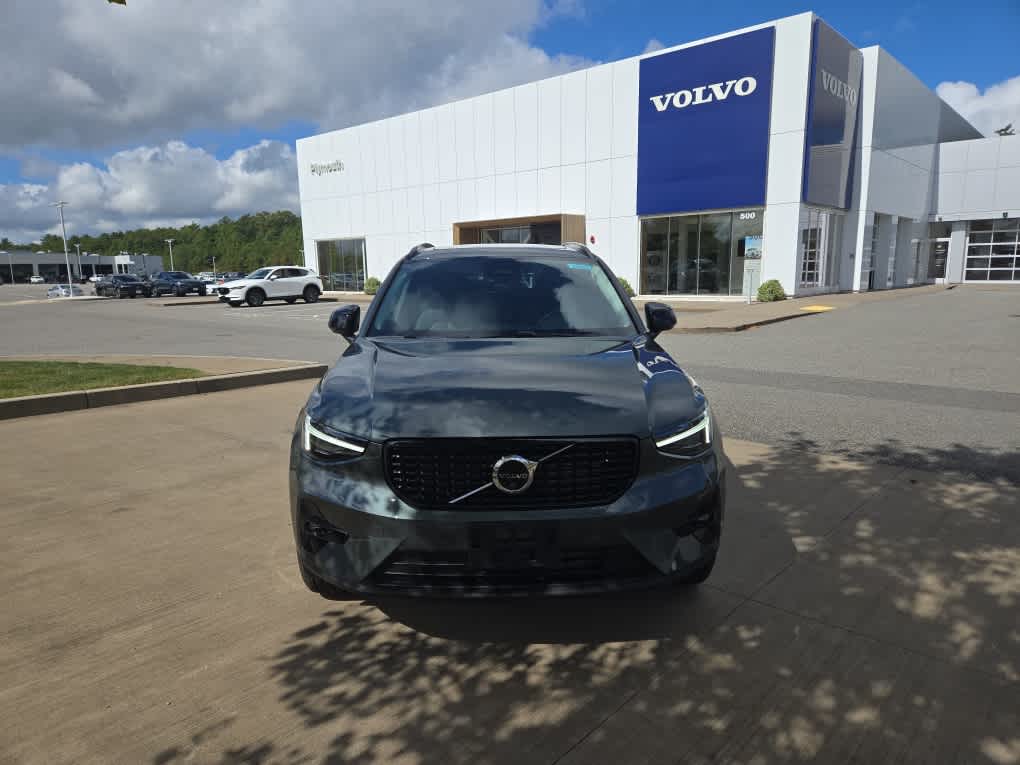 2026 Volvo XC40 photo 3