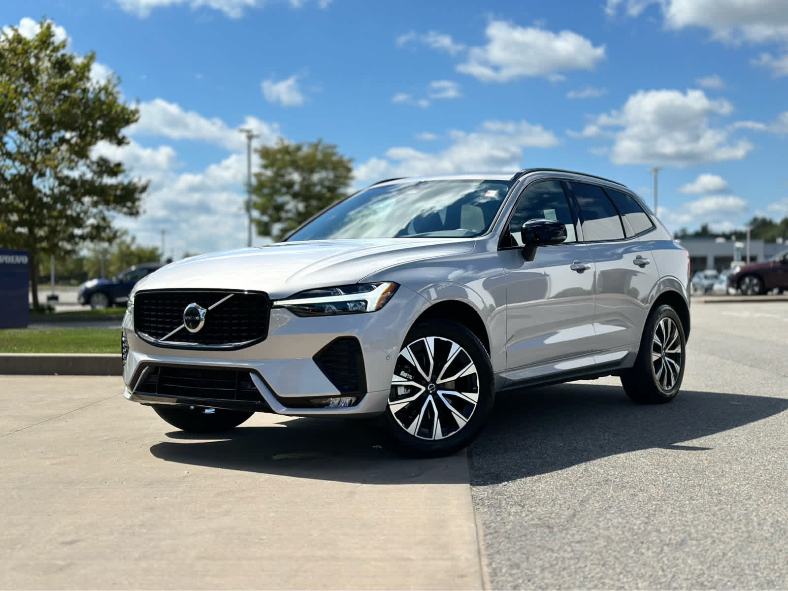 2025 Volvo XC60 B5 Plus photo 3