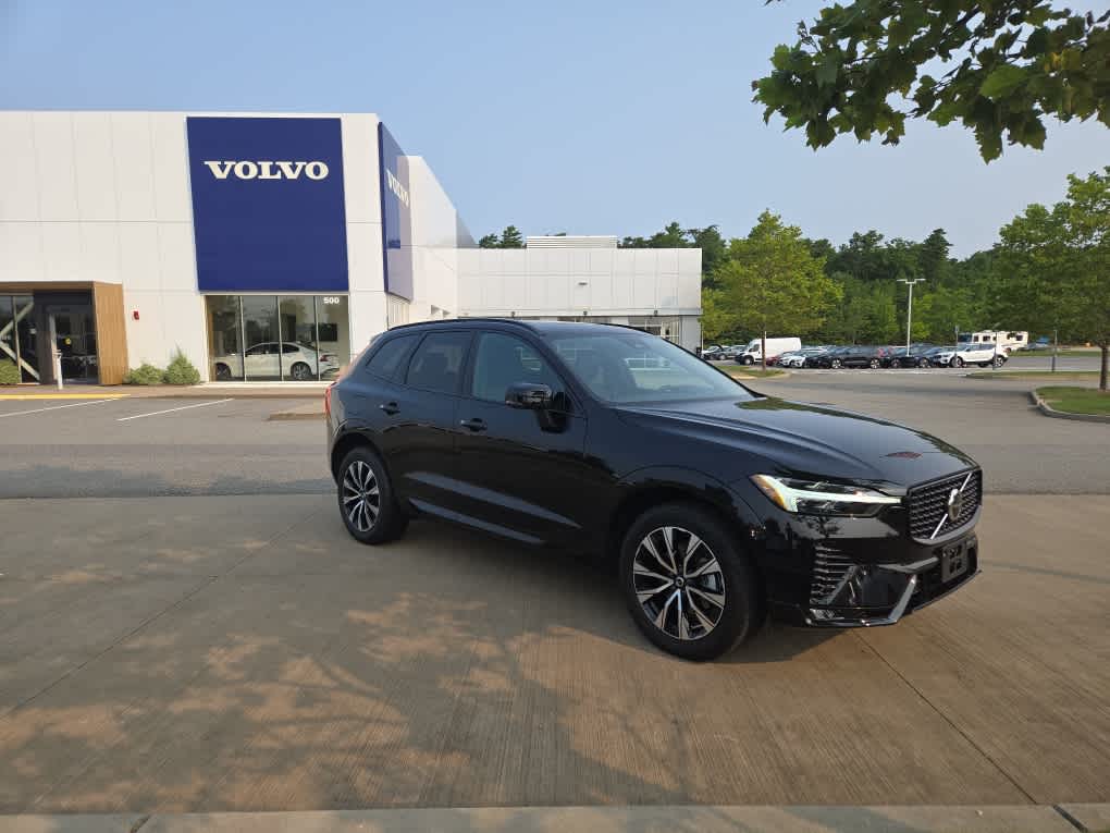 2024 Volvo XC60 B5 Core photo 2