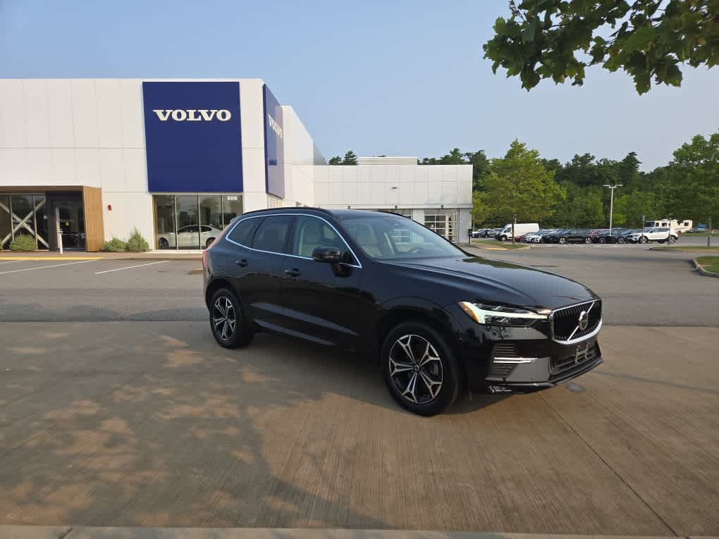 2022 Volvo XC60 B5 Momentum photo 2