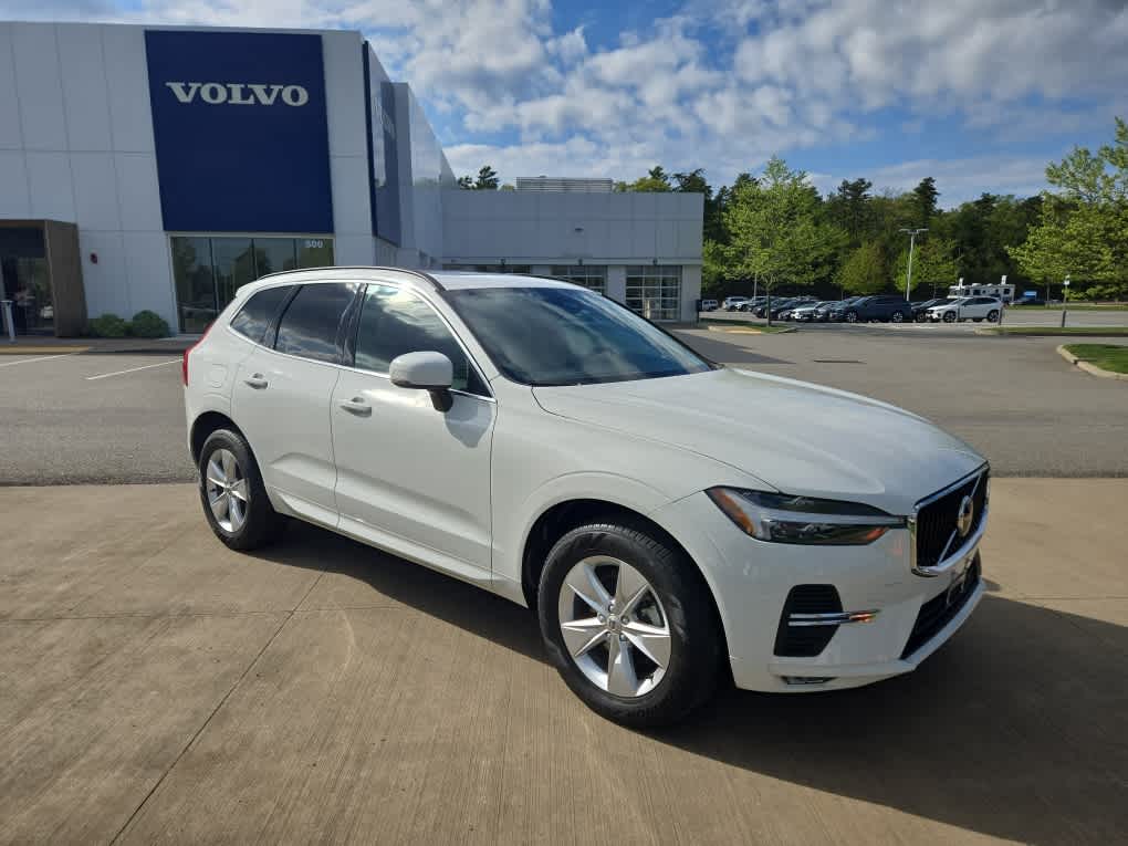 2022 Volvo XC60 B5 Momentum photo 2