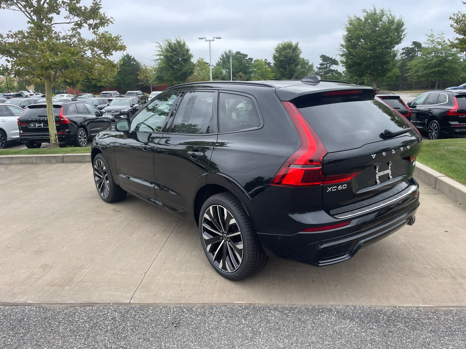 2026 Volvo XC60 B5 photo 3