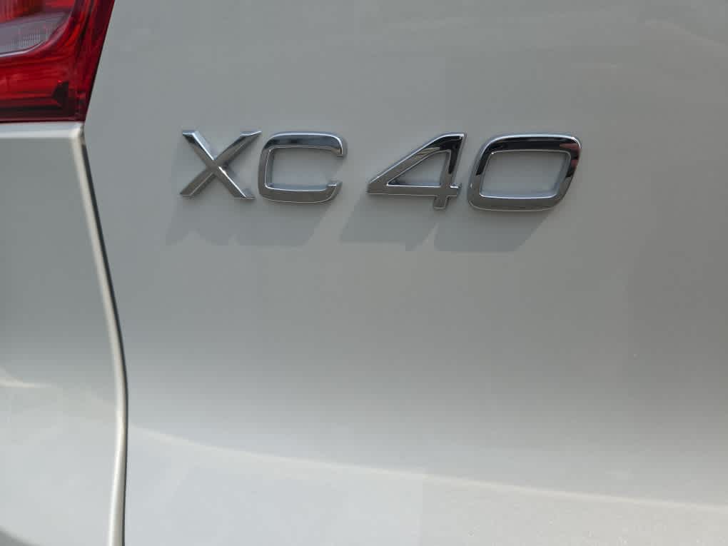 2026 Volvo XC40 Plus - Photo 9