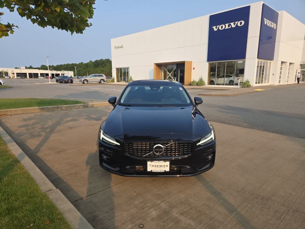 2025 Volvo S60 B5 Plus photo 3