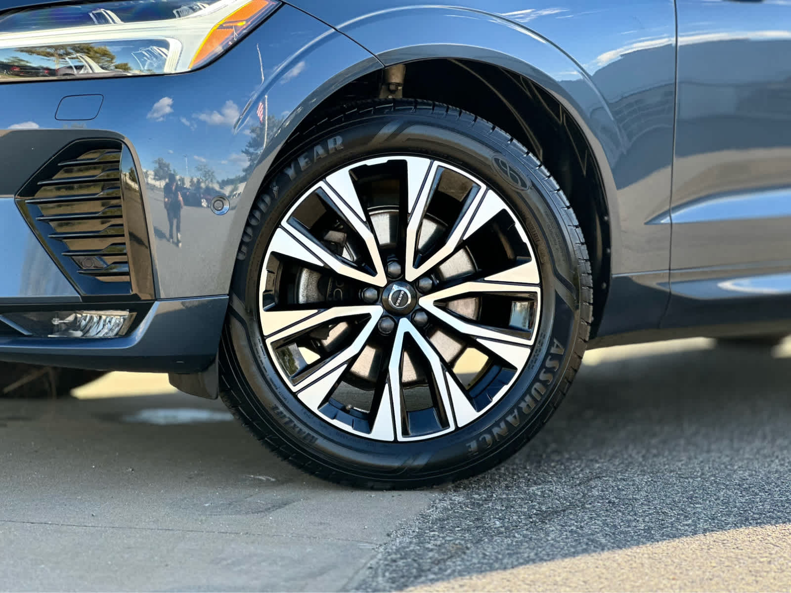 2023 Volvo XC60 B5 Plus photo 3
