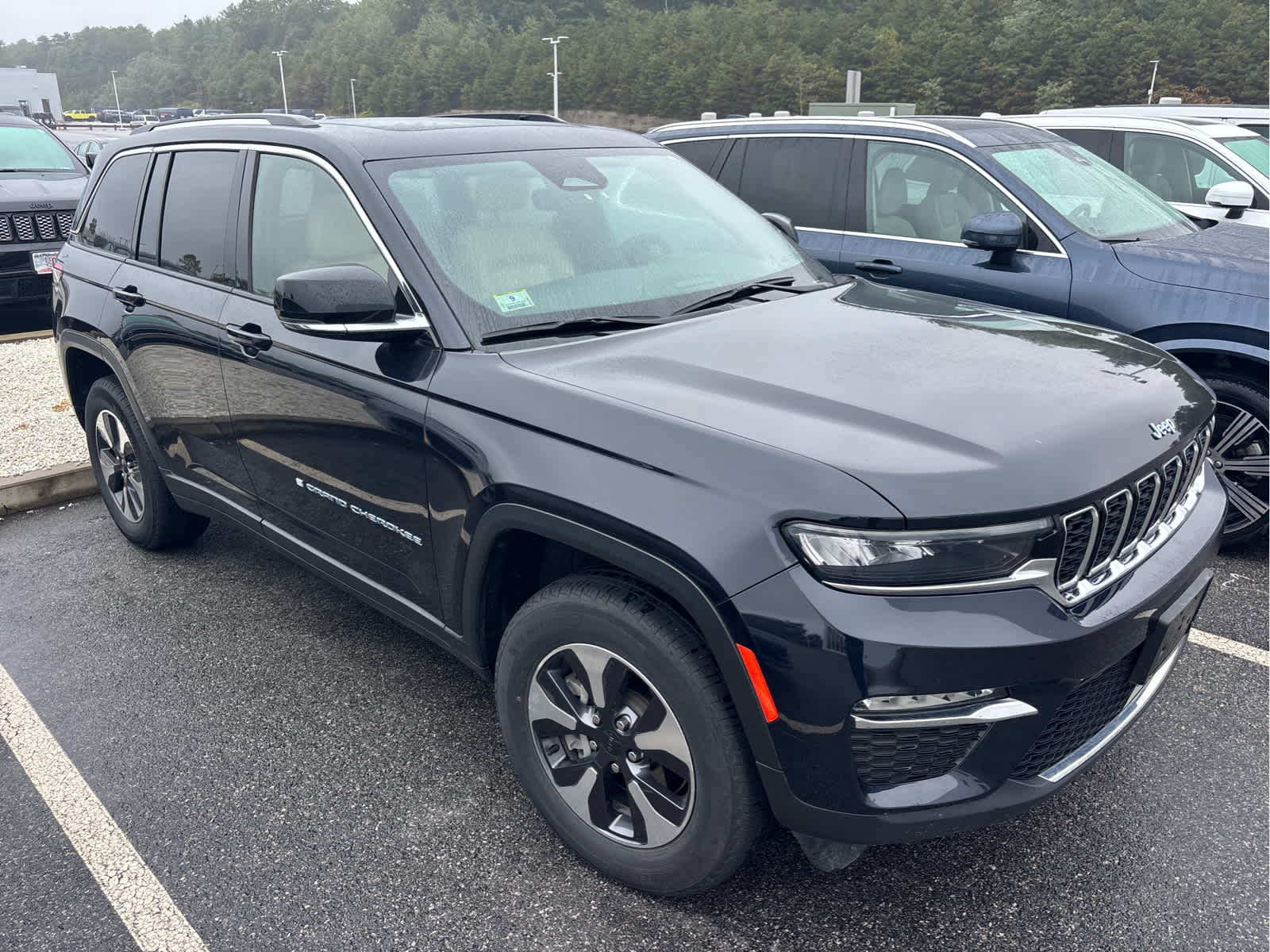 2023 Jeep Cherokee Base photo 2