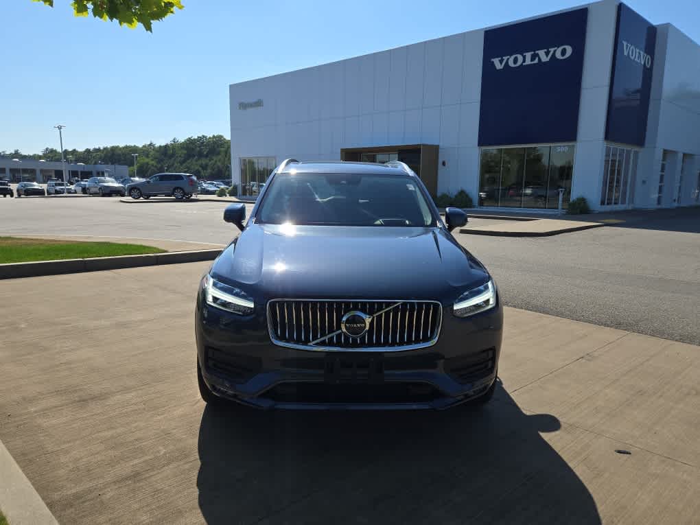 2022 Volvo XC90 T6 AWD Momentum photo 2