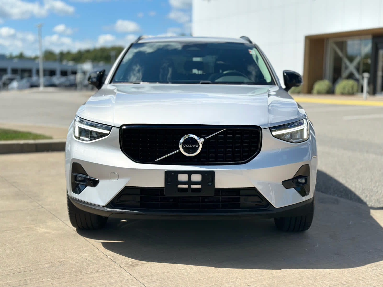 2023 Volvo XC40 AWD Plus photo 2