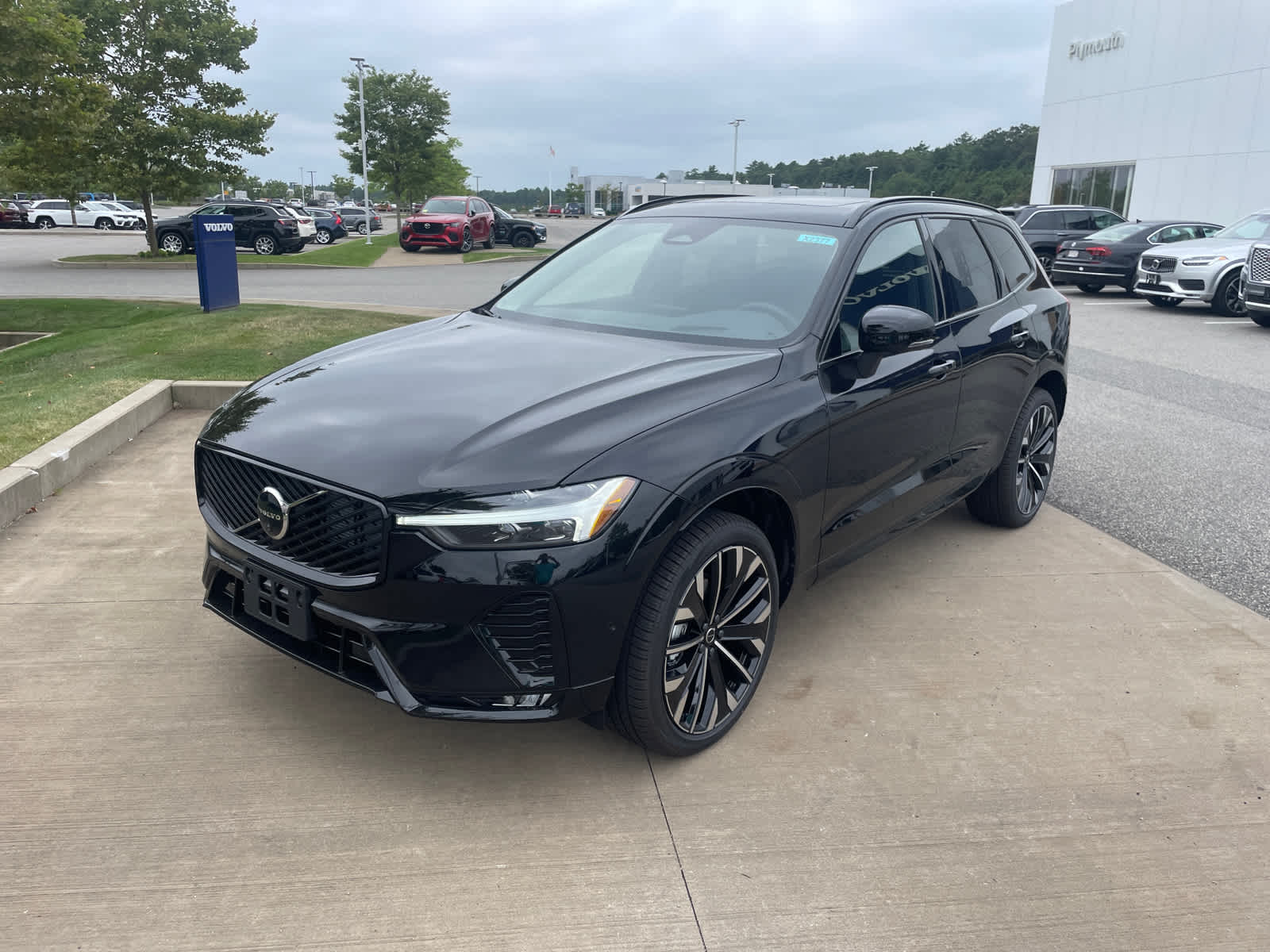 2026 Volvo XC60 B5 photo 2