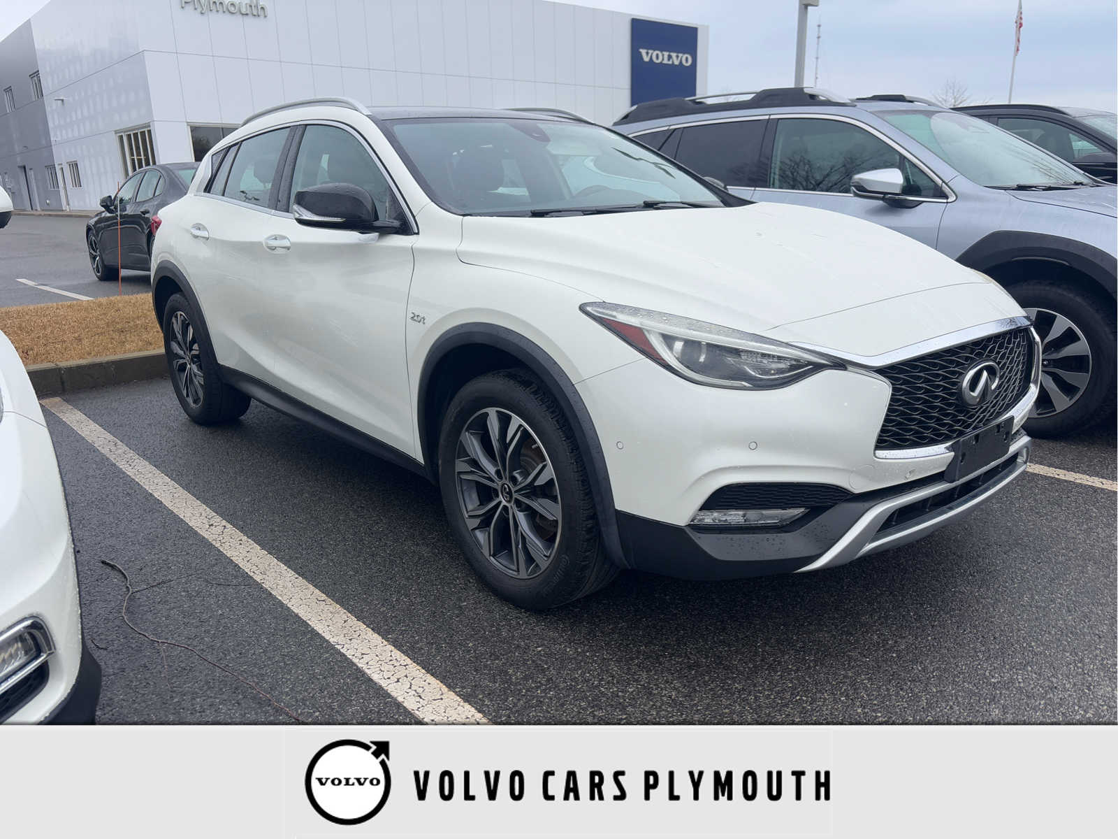 2017 INFINITI QX30 Luxury's photo
