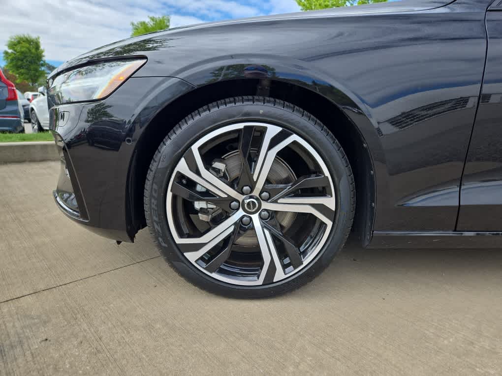 2025 Volvo S60 B5 Plus photo 4