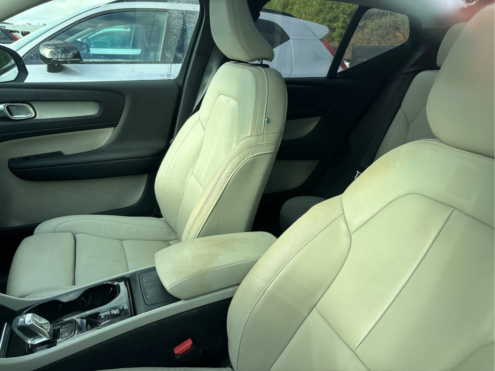 2024 Volvo XC40 Plus photo 2