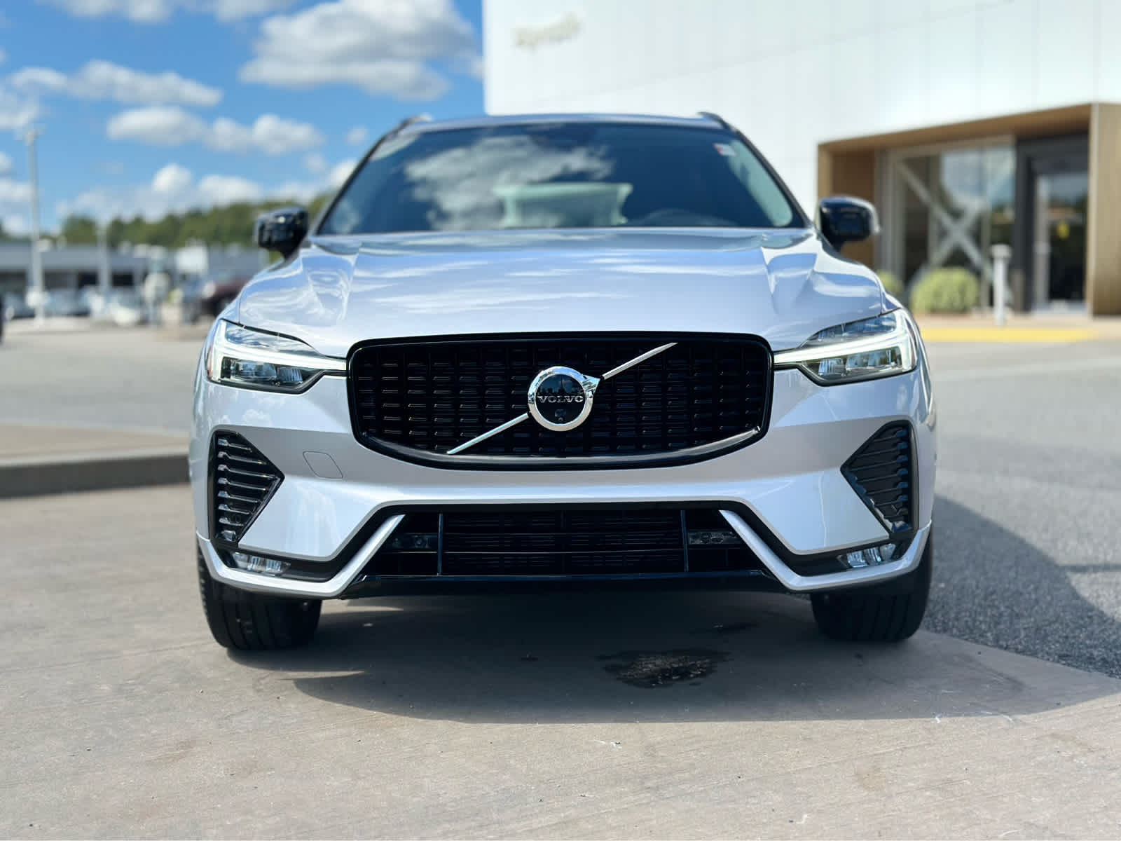 2025 Volvo XC60 B5 Plus photo 2