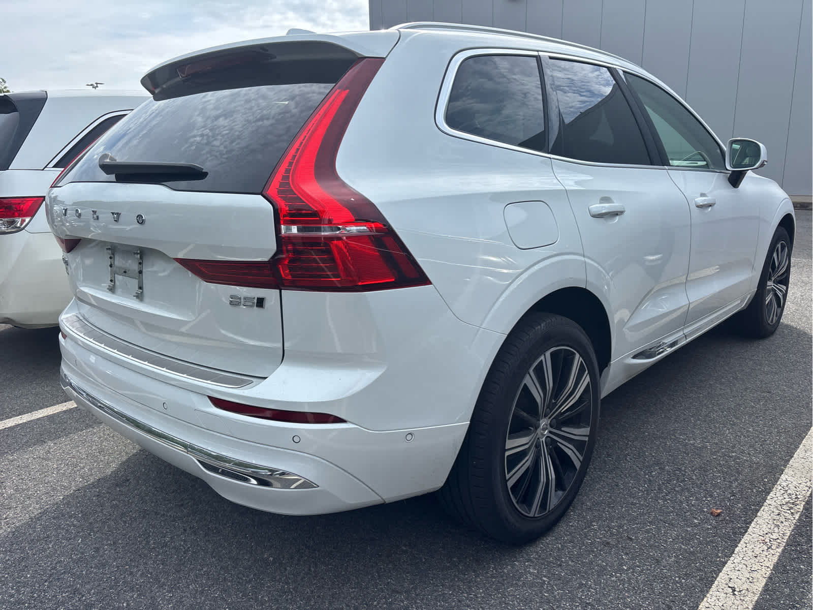 2023 Volvo XC60 B5 Plus photo 3