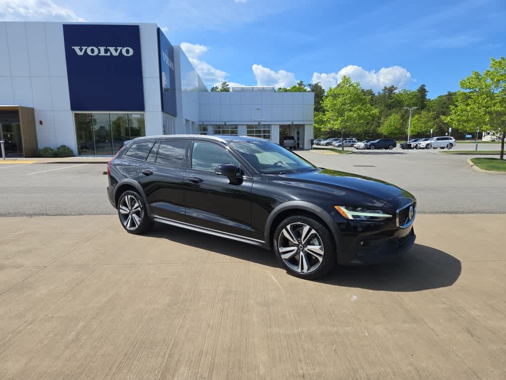 2024 Volvo V60 Cross Country B5 Plus photo 2