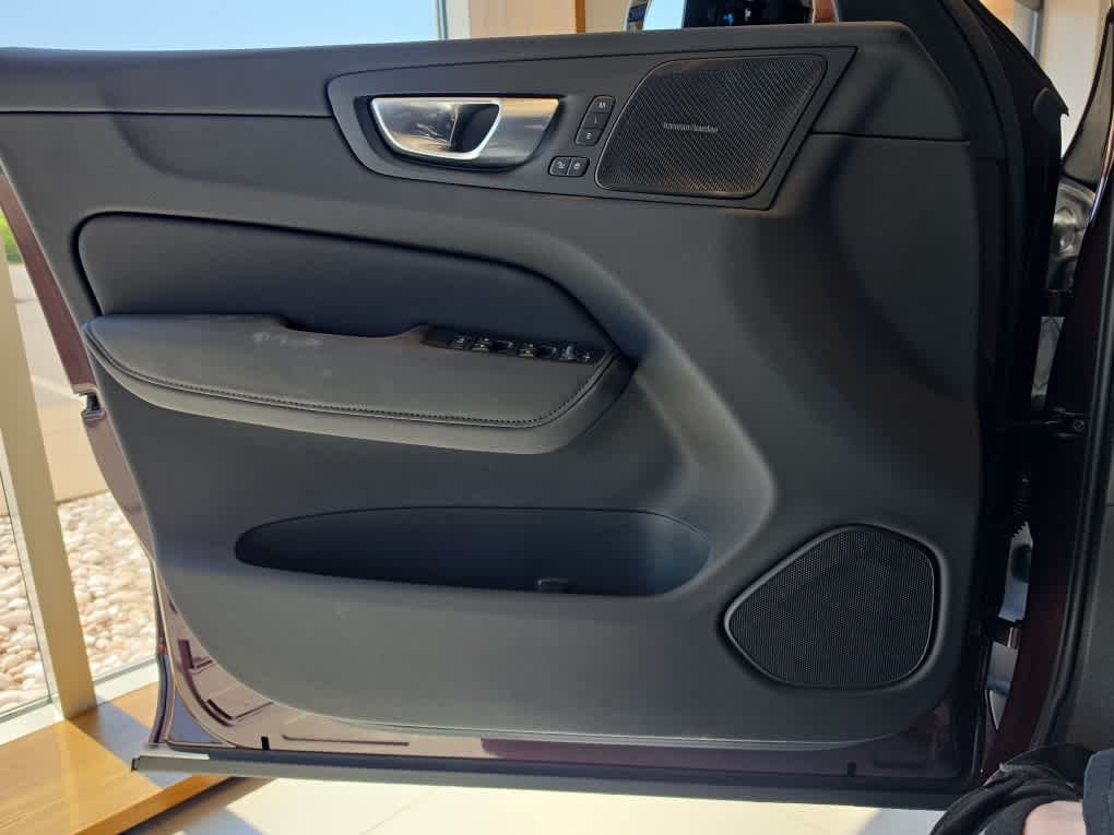 2026 Volvo XC60 Plus - Photo 17