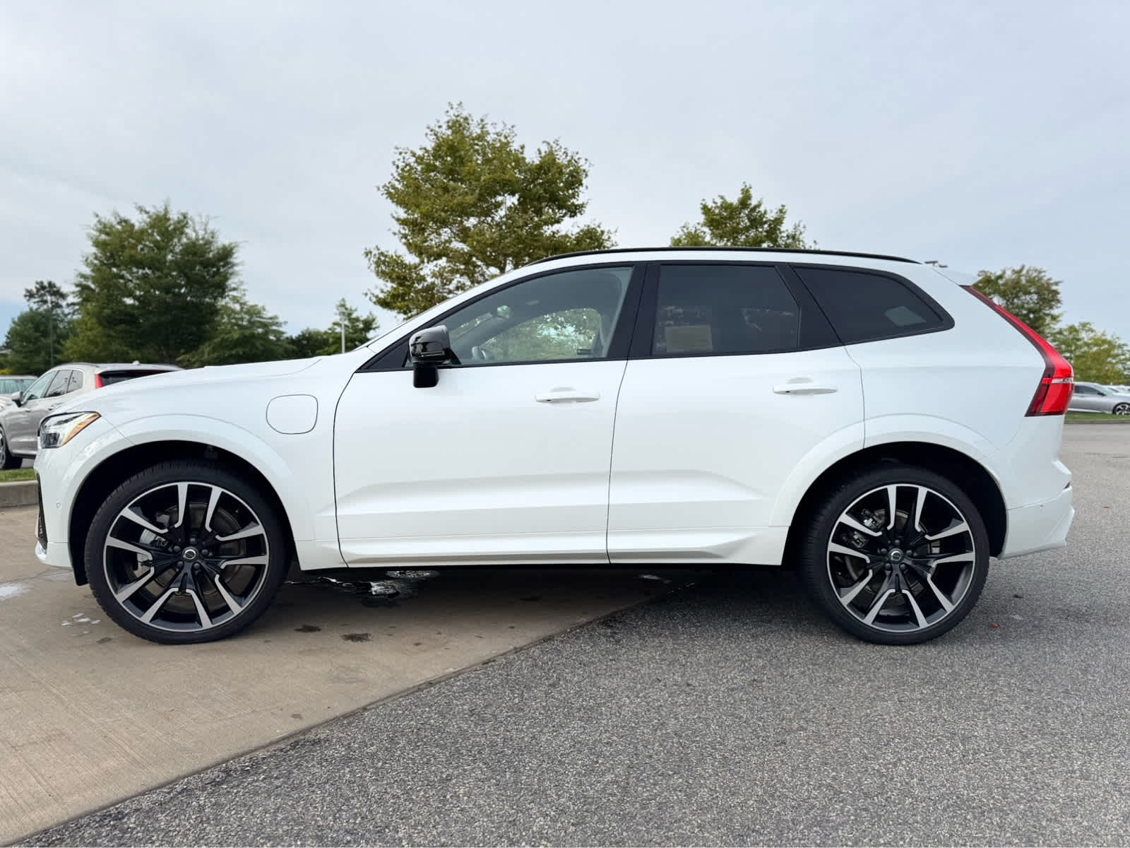 2025 Volvo XC60 Hybrid T8 photo 3