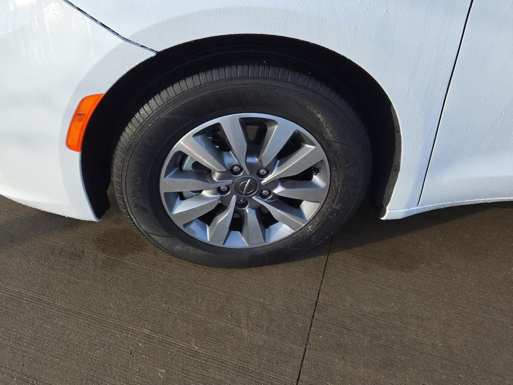 Used 2024 Chrysler Pacifica Plug-In Hybrid Select Van Passenger Van