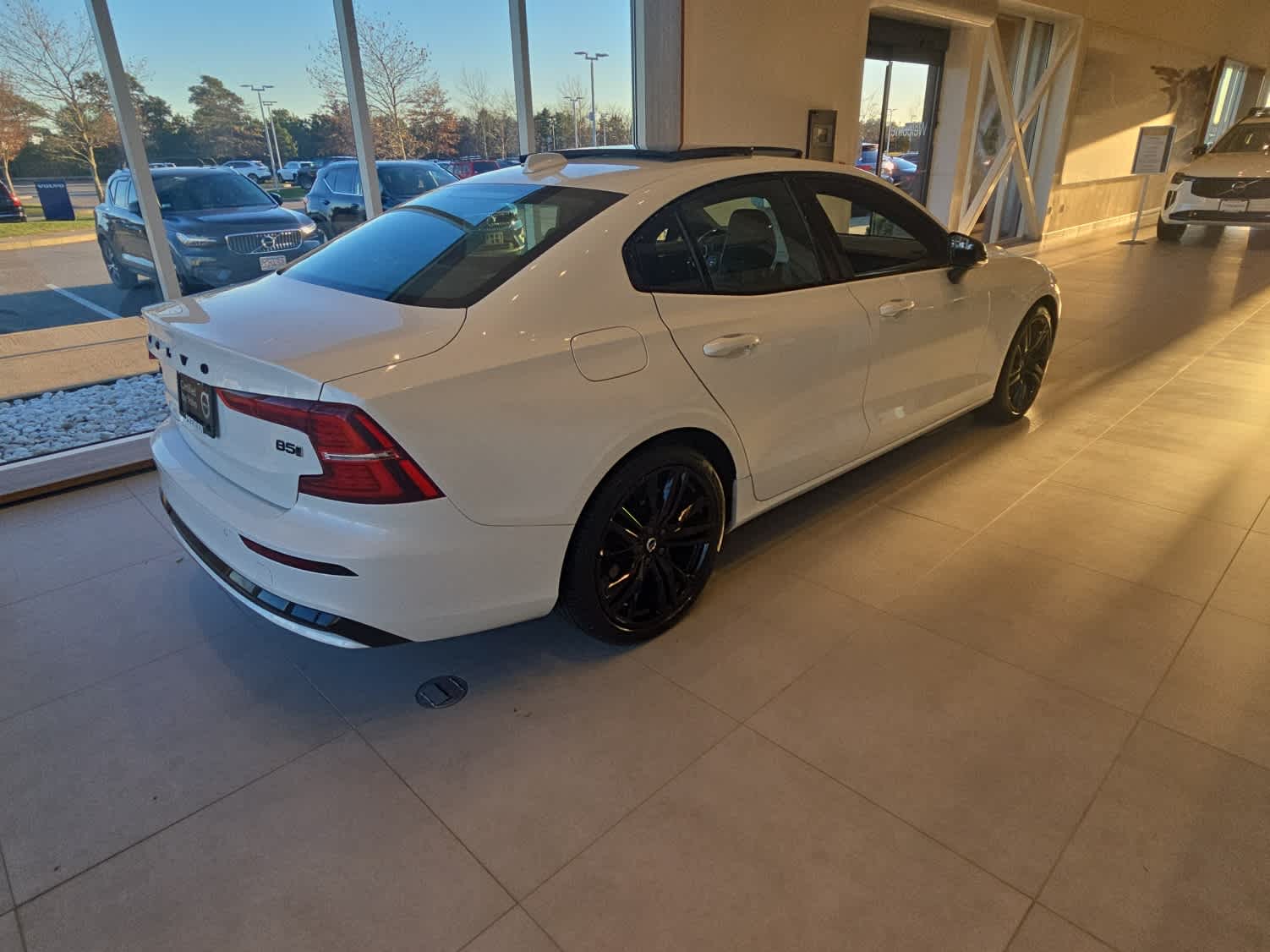 2023 Volvo S60 B5 AWD Plus Black Edition photo 4