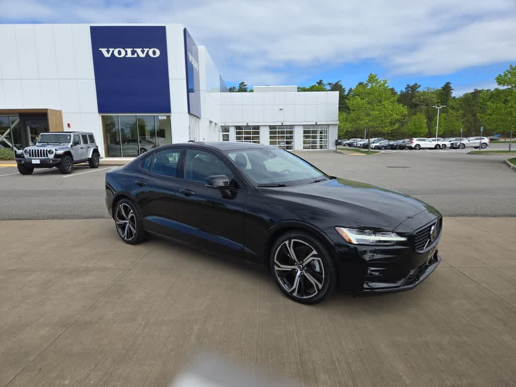 2025 Volvo S60 B5 Plus photo 2