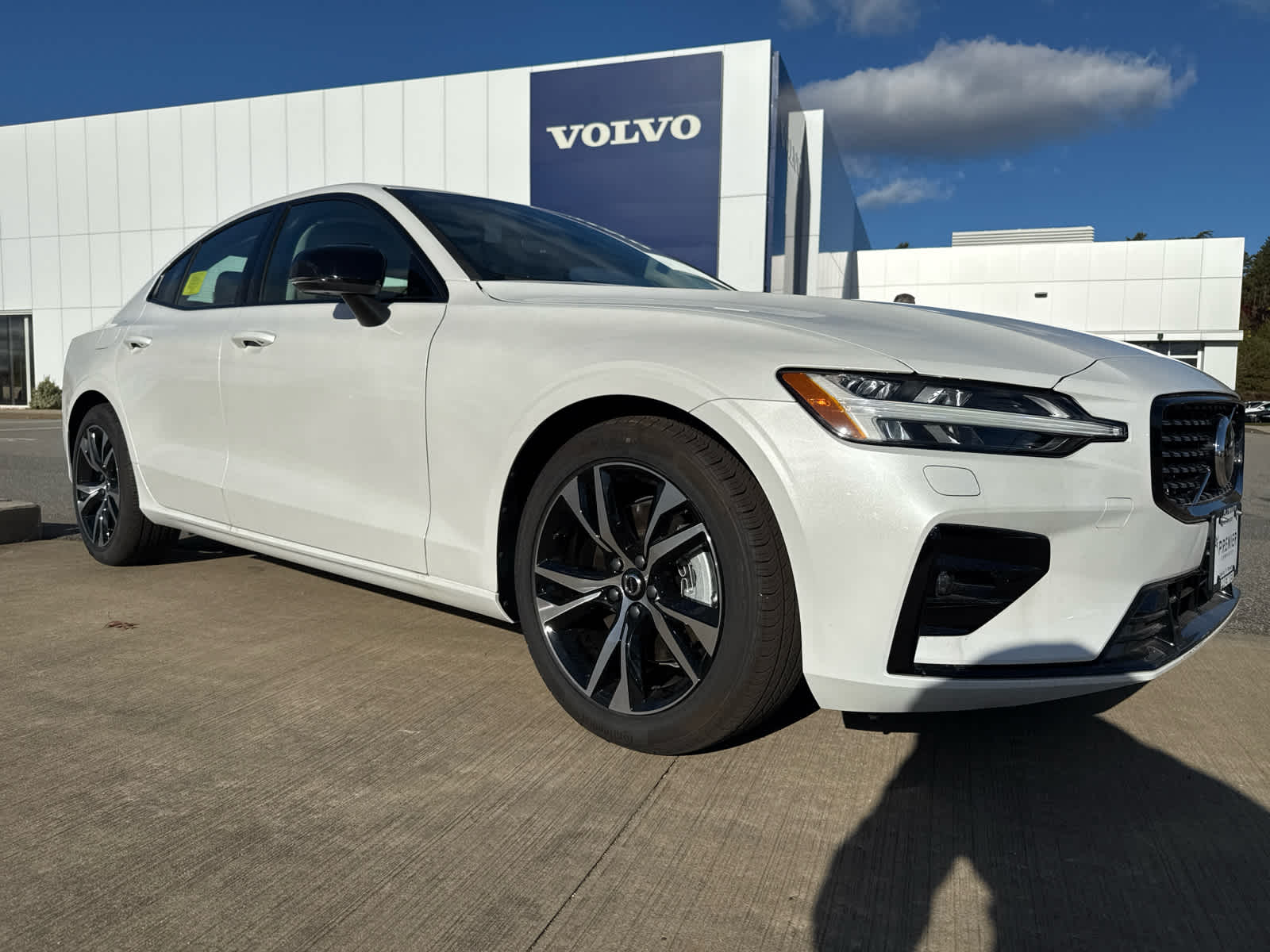 2025 Volvo S60 B5 Core photo 2