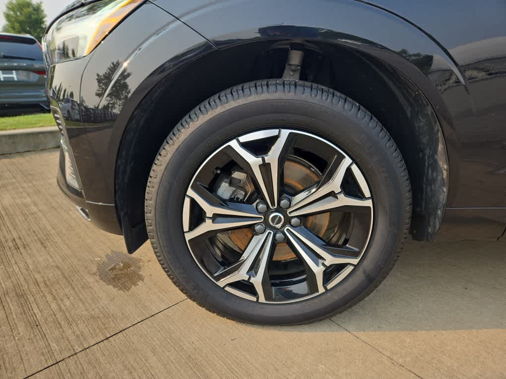 2022 Volvo XC60 B5 Momentum photo 4