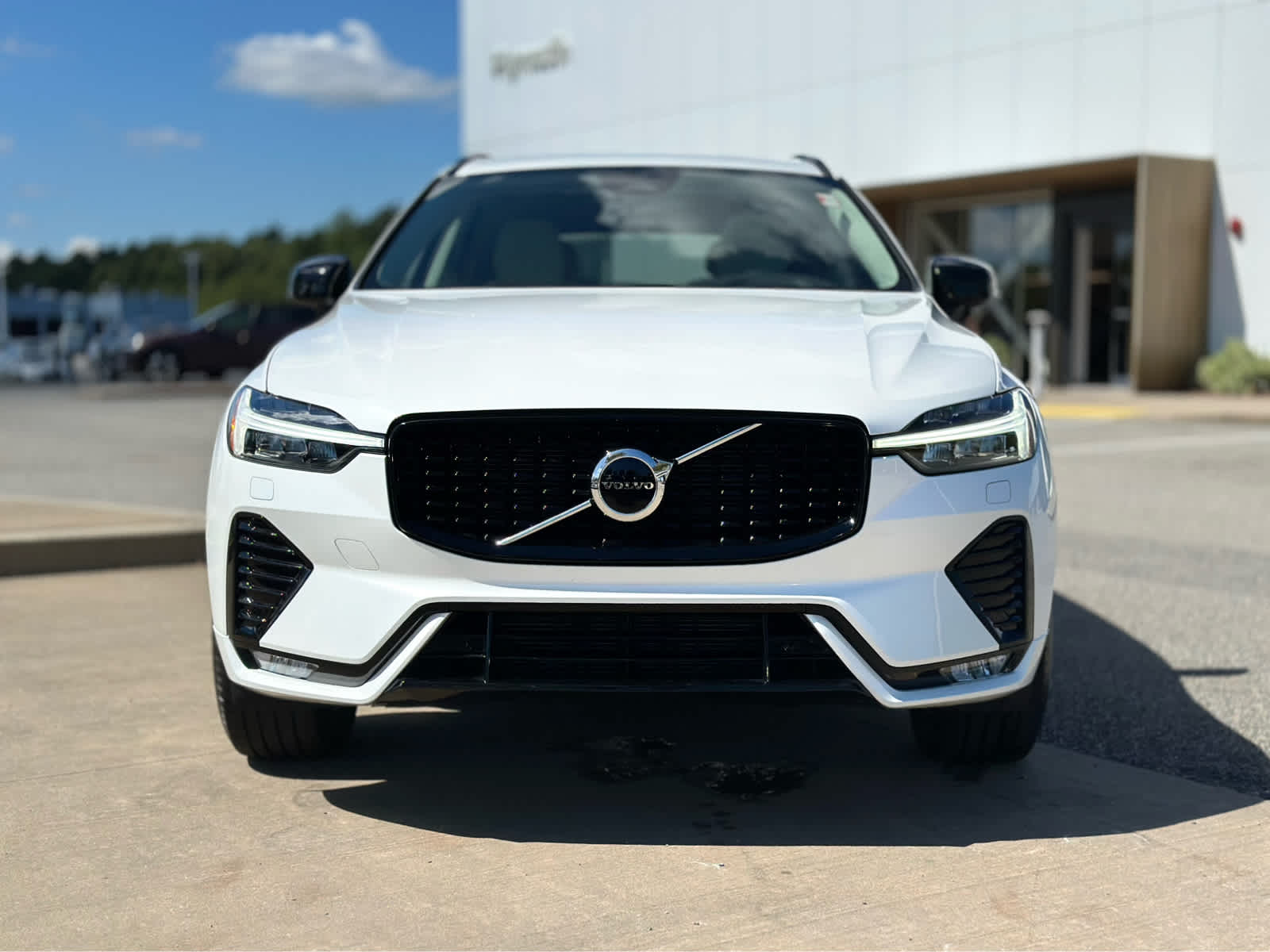 2024 Volvo XC60 B5 Core photo 2