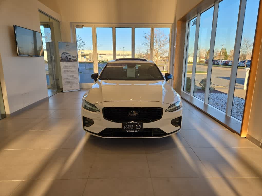 2023 Volvo S60 B5 AWD Plus Black Edition photo 3