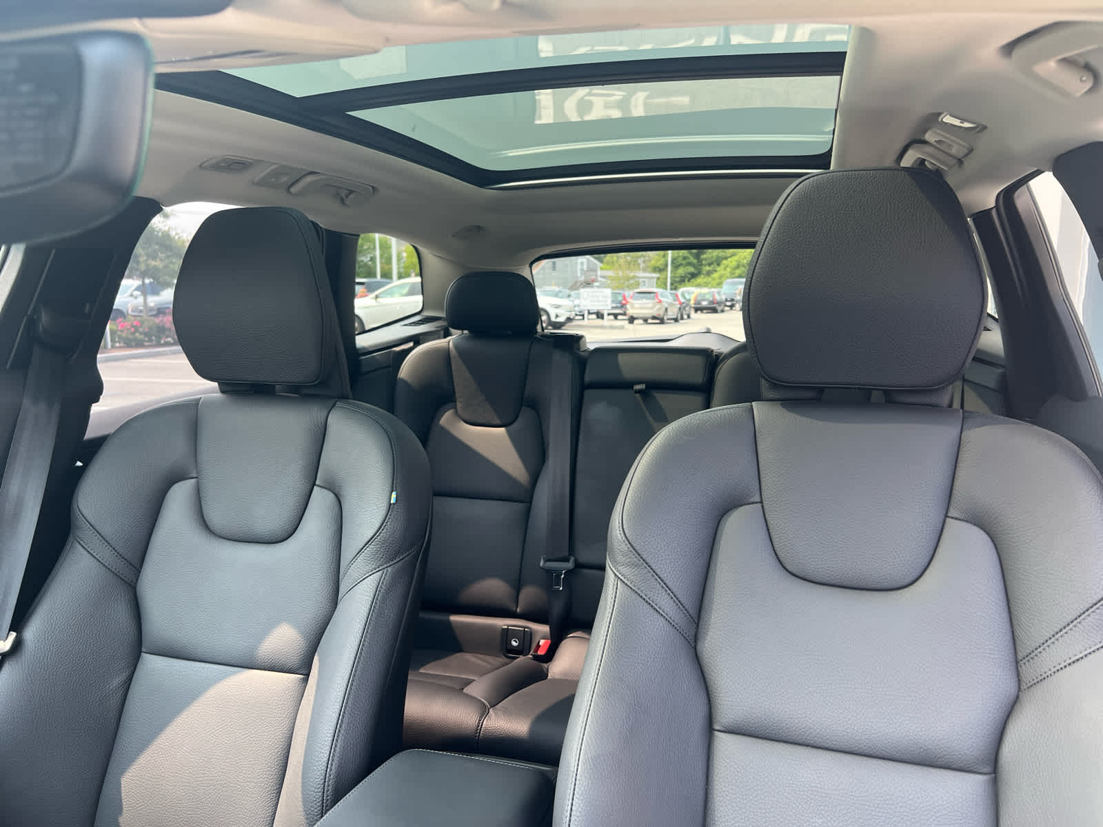 2025 Volvo XC60 B5 Plus photo 4