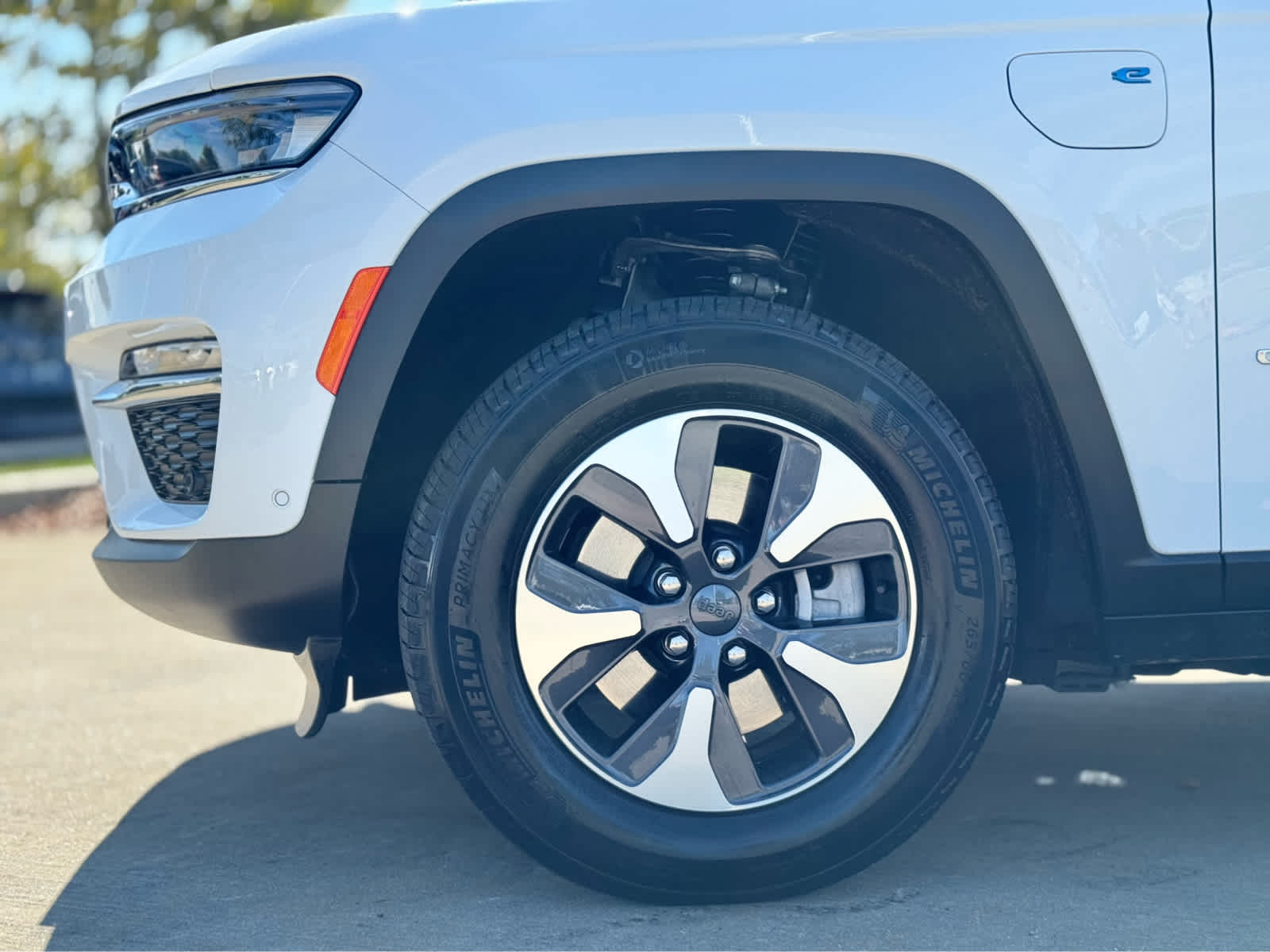 2023 Jeep Cherokee Base photo 4