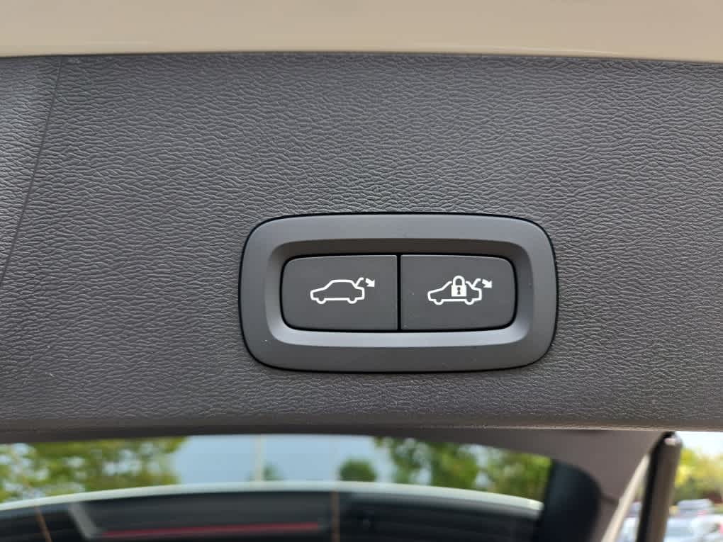 2026 Volvo XC40 Plus - Photo 8