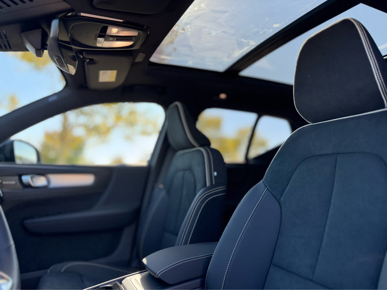 2026 Volvo XC40 Ultra Black Edition - Photo 12