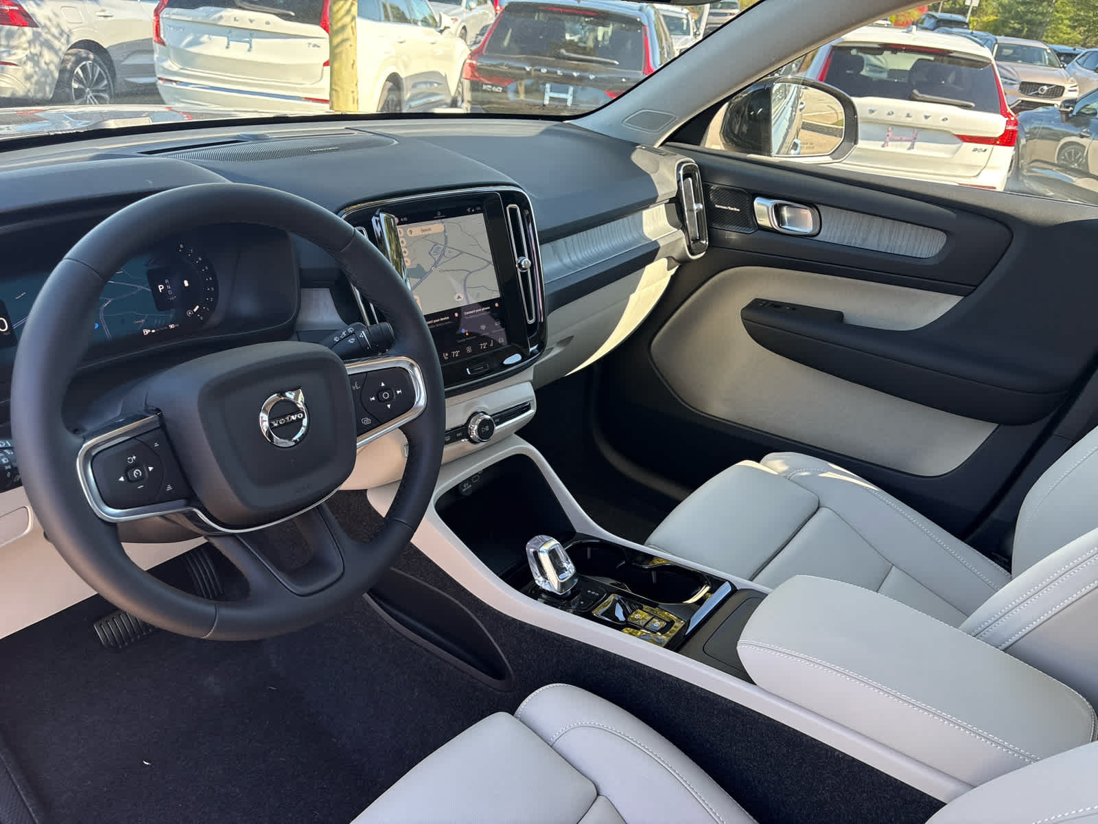 2026 Volvo XC40 photo 3